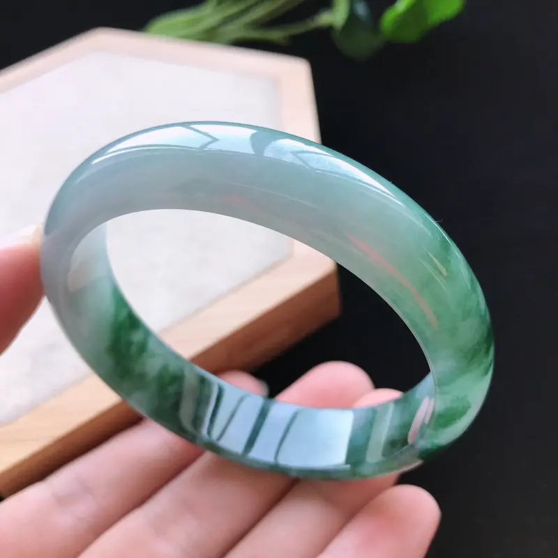 【天然翡翠A货细糯种飘花正圈手镯,尺寸59.6-14.2-7.4mm,玉质细腻,种水好,胶感十足,底色好,上手效果漂亮###】图5