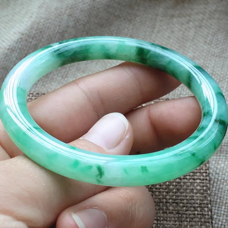 【自然光实拍,缅甸翡翠a货:飘彩圆条手镯,玉质细腻,佩戴效果佳,】图4