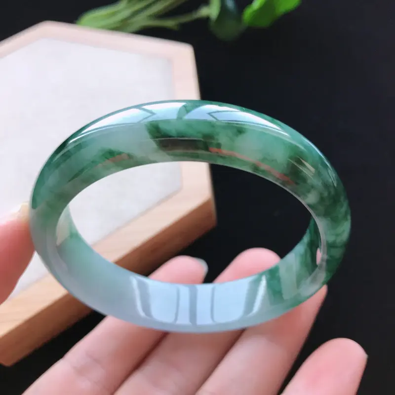 【天然翡翠A货细糯种飘花正圈手镯,尺寸59.6-14.2-7.4mm,玉质细腻,种水好,胶感十足,底色好,上手效果漂亮###】图4