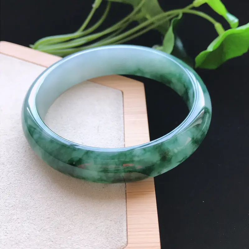 【天然翡翠A货细糯种飘花正圈手镯,尺寸59.6-14.2-7.4mm,玉质细腻,种水好,胶感十足,底色好,上手效果漂亮###】图2