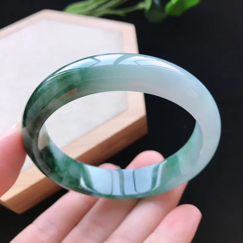 【天然翡翠A货细糯种飘花正圈手镯,尺寸59.6-14.2-7.4mm,玉质细腻,种水好,胶感十足,底色好,上手效果漂亮###】图6