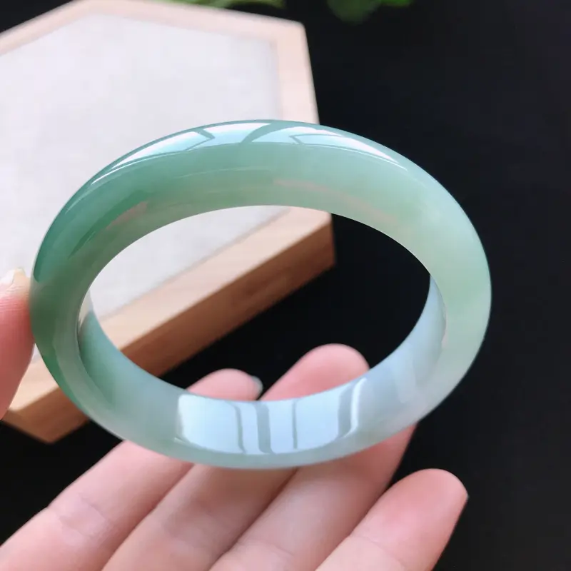 【天然翡翠A货细糯种飘绿正圈手镯,尺寸56.4-13.1-8mm,玉质细腻,种水好,胶感十足,底色好,上手效果漂亮###】图6