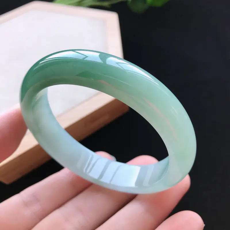 【天然翡翠A货细糯种飘绿正圈手镯,尺寸56.4-13.1-8mm,玉质细腻,种水好,胶感十足,底色好,上手效果漂亮###】图3