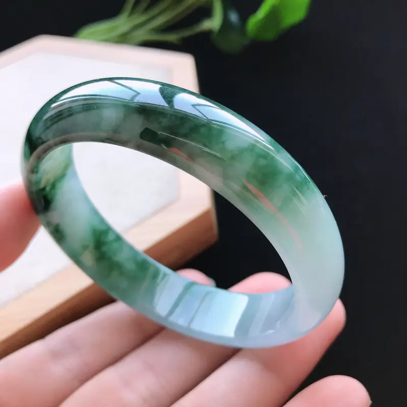 【天然翡翠A货细糯种飘花正圈手镯,尺寸59.6-14.2-7.4mm,玉质细腻,种水好,胶感十足,底色好,上手效果漂亮###】图3