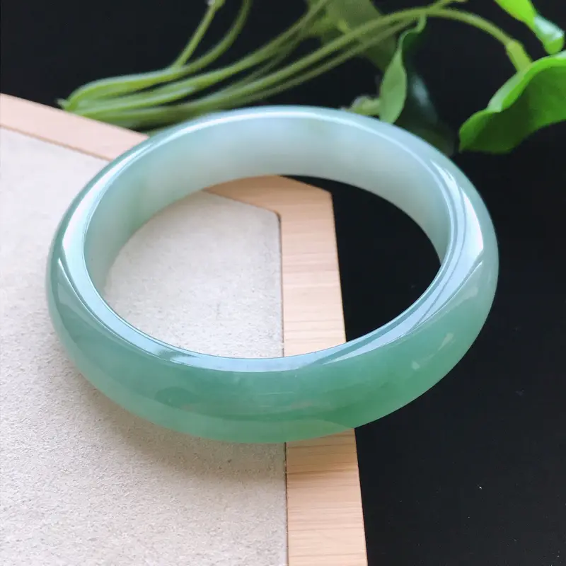 【天然翡翠A货细糯种飘绿正圈手镯,尺寸56.4-13.1-8mm,玉质细腻,种水好,胶感十足,底色好,上手效果漂亮###】图1