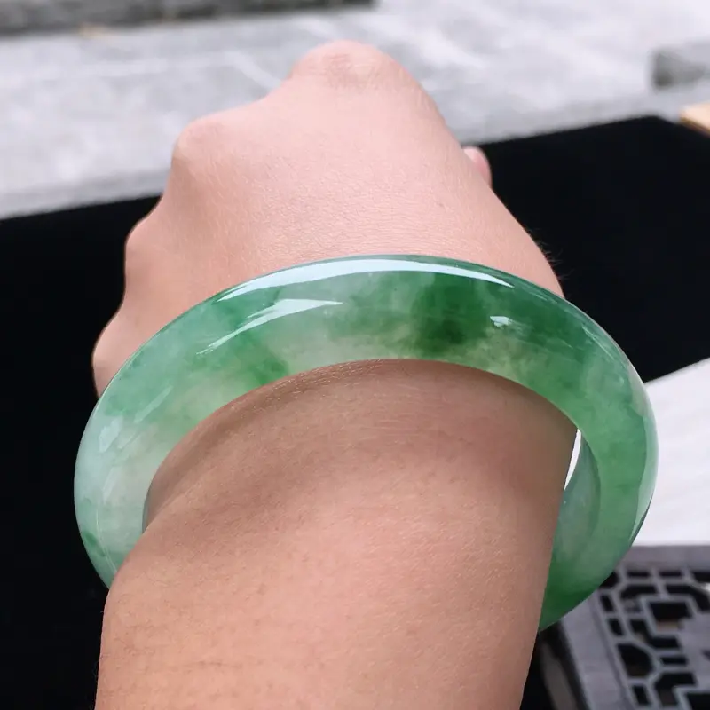 【圈口:54-55,天然翡翠A货—飘阳绿莹润透光正圈手镯,尺寸:54.8/12/8.3,完美 胶感十足 有种有色 玉质细腻,上身效果漂亮###】图9