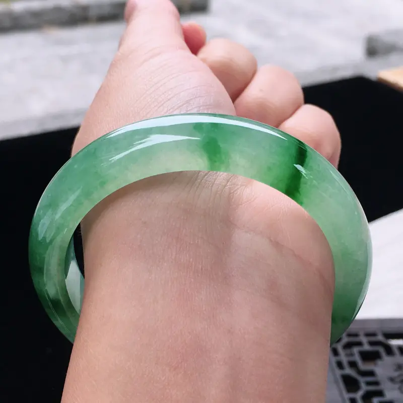 【圈口:54-55,天然翡翠A货—飘阳绿莹润透光正圈手镯,尺寸:54.8/12/8.3,完美 胶感十足 有种有色 玉质细腻,上身效果漂亮###】图7