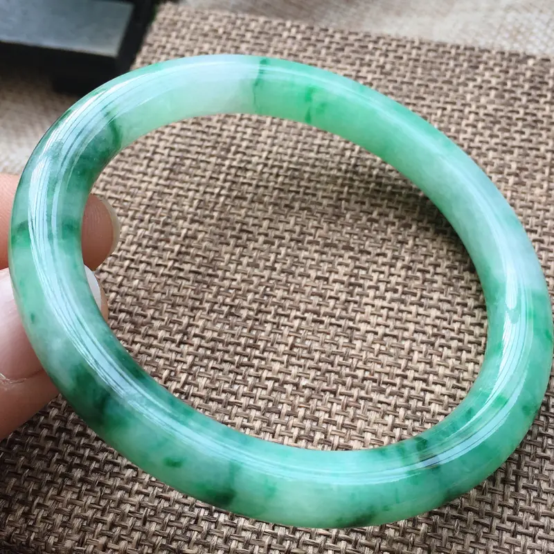 【自然光实拍,缅甸翡翠a货:飘彩圆条手镯,玉质细腻,佩戴效果佳,】图3