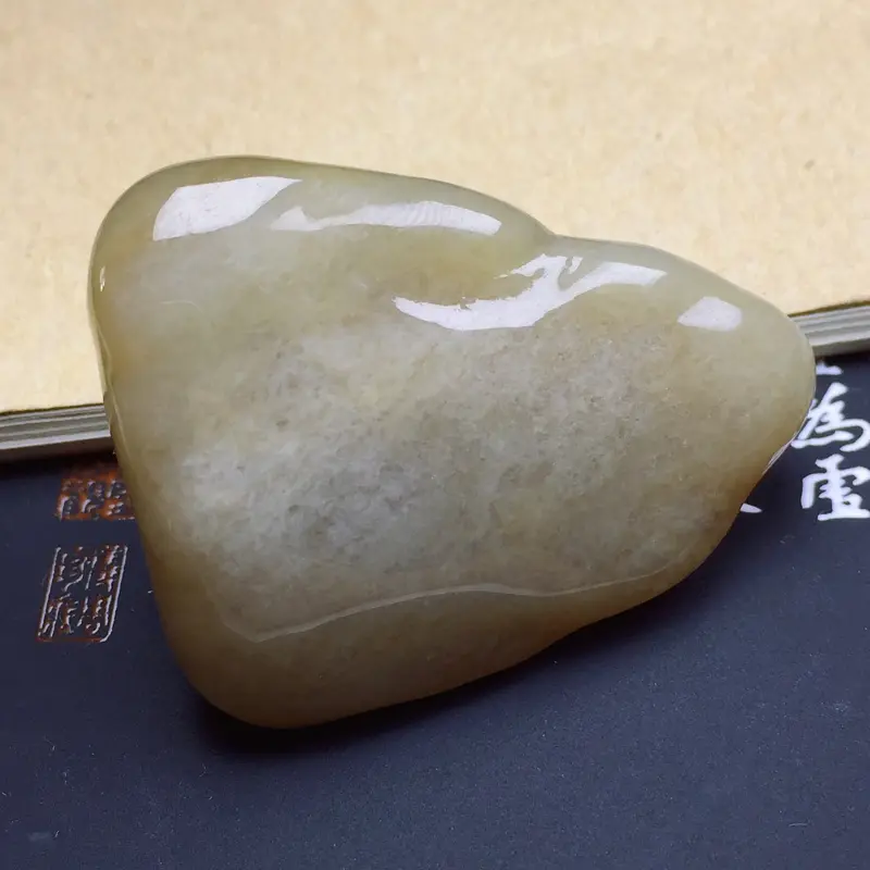 【细糯黄翡手玩件,料子细腻光滑,色泽浓郁均匀,清新迷人,可摆茶桌】图8