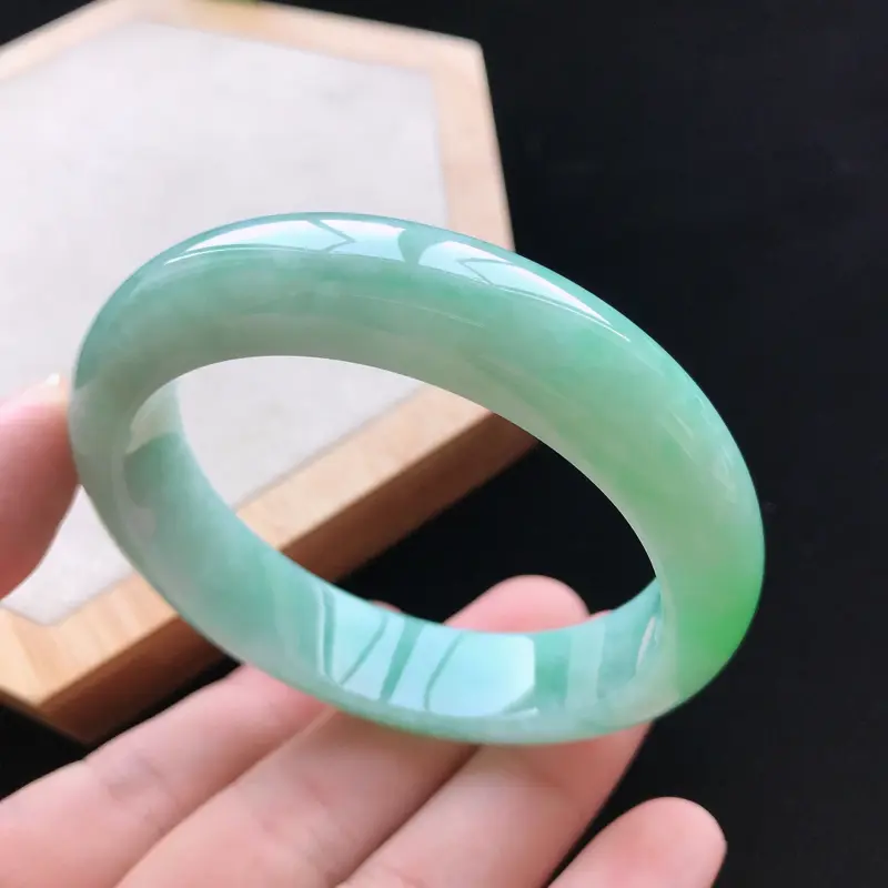 【天然翡翠A货细糯种飘绿正圈手镯,尺寸56.8-13.5-8.8mm,玉质细腻,种水好,胶感十足,底色好,上手效果漂亮##】图4