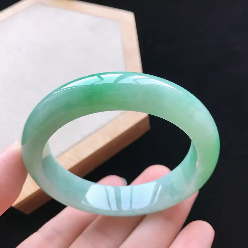 【天然翡翠A货细糯种飘绿正圈手镯,尺寸56.8-13.5-8.8mm,玉质细腻,种水好,胶感十足,底色好,上手效果漂亮##】图3