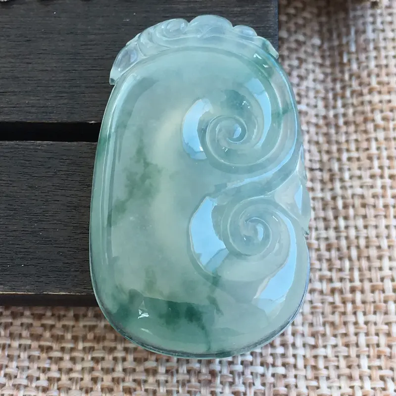 【自然光实拍,缅甸a货翡翠,飘花如意,种好水润,玉质细腻,漂亮,品相佳,无孔需镶嵌,】图4