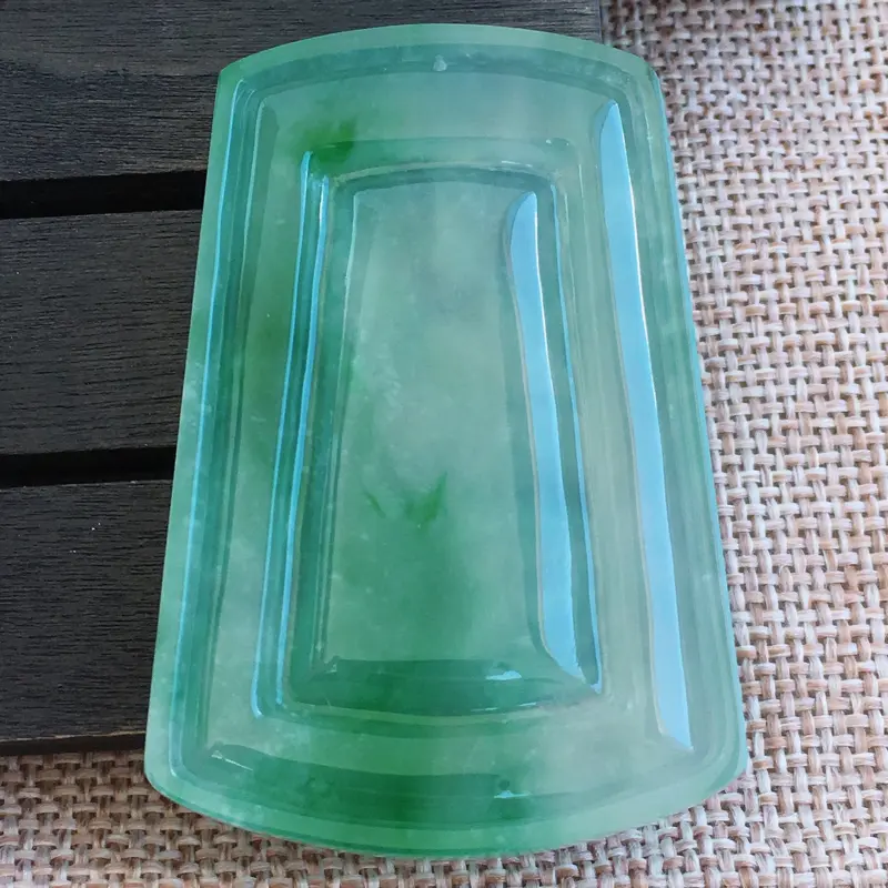 【自然光实拍,缅甸a货翡翠,冰种飘绿山水牌,种好水润,玉质细腻,漂亮,雕工精细,品相佳,有孔可直接佩戴,】图5