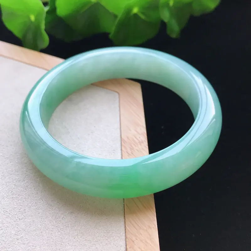 【天然翡翠A货细糯种飘绿正圈手镯,尺寸56.8-13.5-8.8mm,玉质细腻,种水好,胶感十足,底色好,上手效果漂亮##】图1