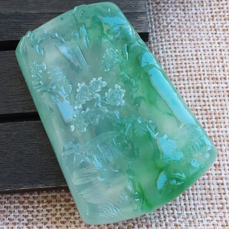 【自然光实拍,缅甸a货翡翠,冰种飘绿山水牌,种好水润,玉质细腻,漂亮,雕工精细,品相佳,有孔可直接佩戴,】图1
