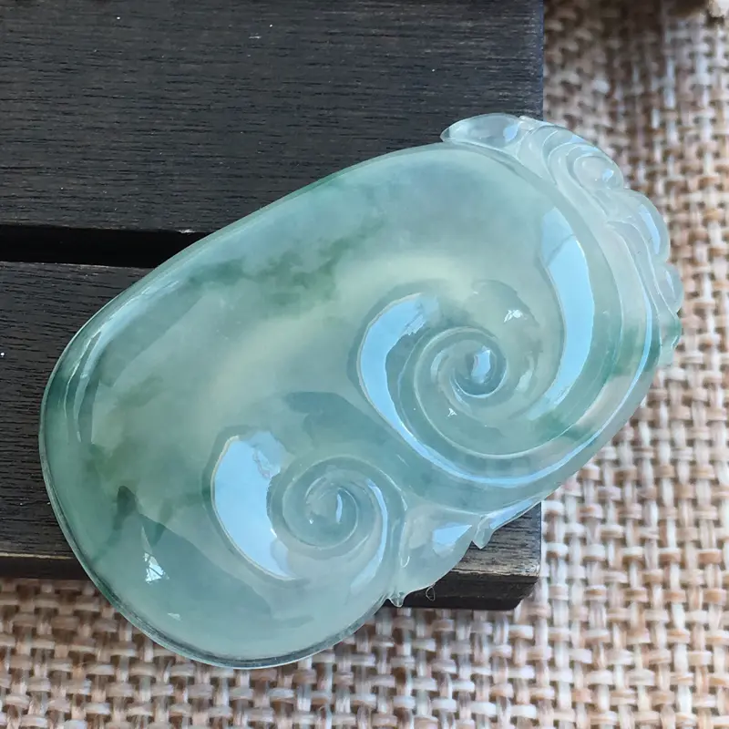 【自然光实拍,缅甸a货翡翠,飘花如意,种好水润,玉质细腻,漂亮,品相佳,无孔需镶嵌,】图1