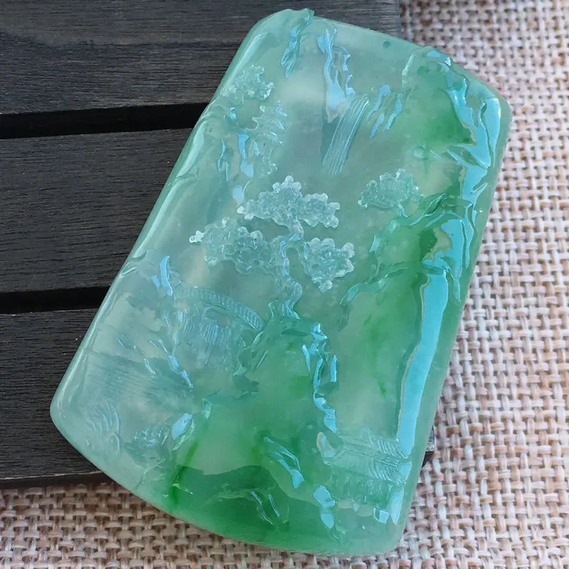 【自然光实拍,缅甸a货翡翠,冰种飘绿山水牌,种好水润,玉质细腻,漂亮,雕工精细,品相佳,有孔可直接佩戴,】图2