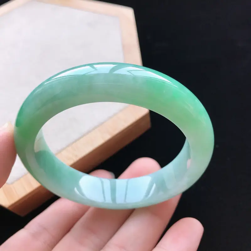 【天然翡翠A货细糯种飘绿正圈手镯,尺寸56.8-13.5-8.8mm,玉质细腻,种水好,胶感十足,底色好,上手效果漂亮##】图6