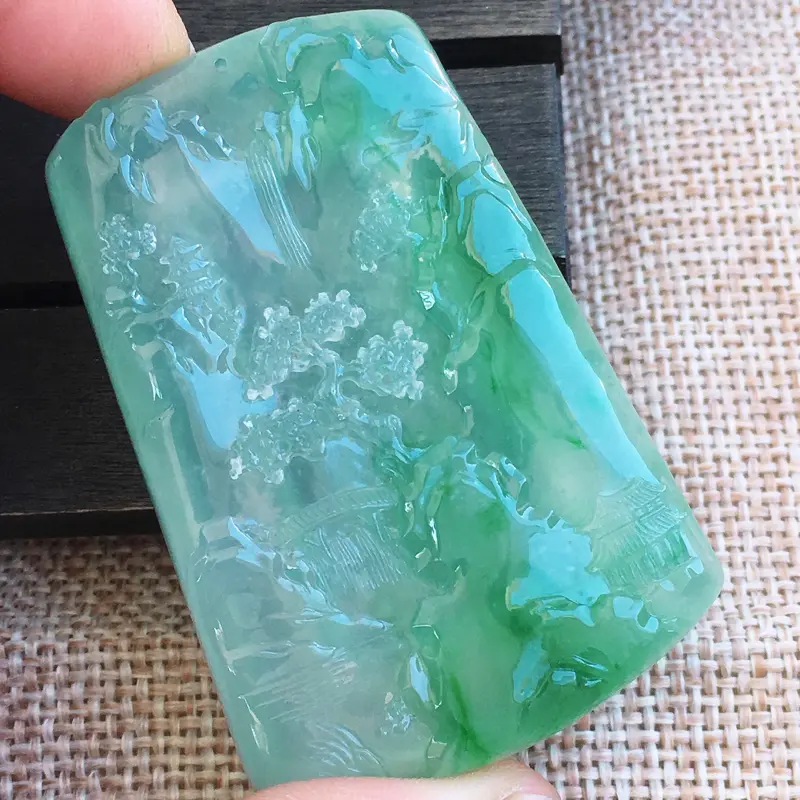 【自然光实拍,缅甸a货翡翠,冰种飘绿山水牌,种好水润,玉质细腻,漂亮,雕工精细,品相佳,有孔可直接佩戴,】图6