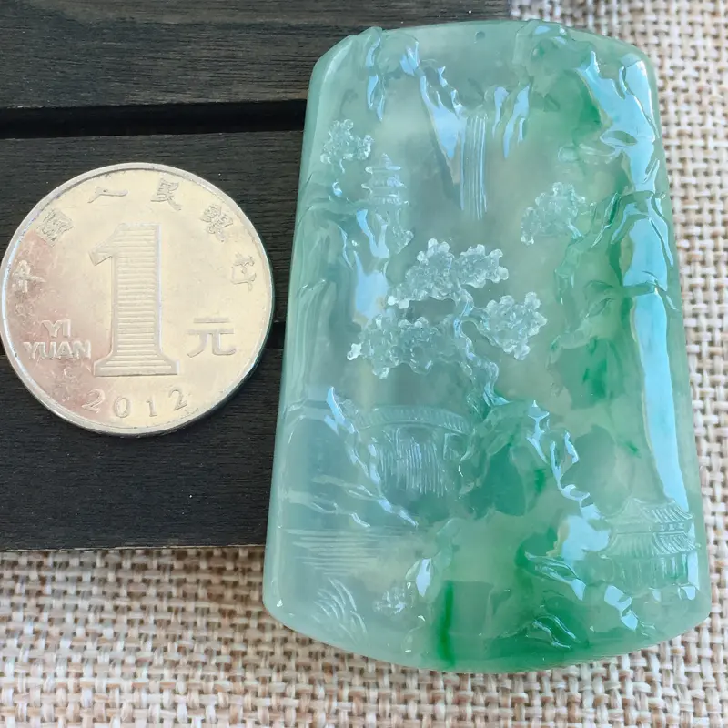 【自然光实拍,缅甸a货翡翠,冰种飘绿山水牌,种好水润,玉质细腻,漂亮,雕工精细,品相佳,有孔可直接佩戴,】图8
