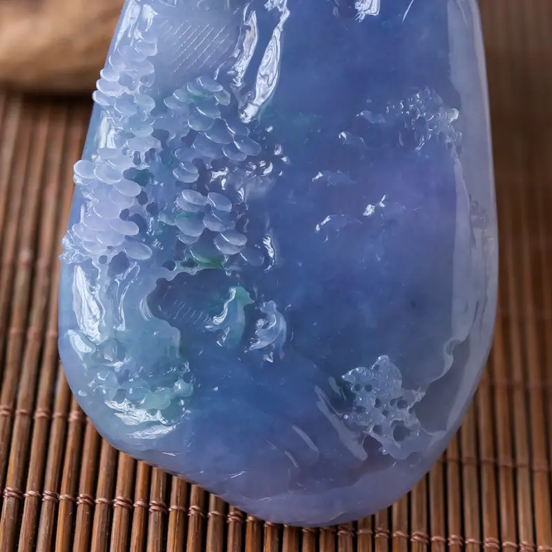 【拍卖转一口价链接,其他翠友拍下无效宋雄先大师作品,紫罗兰深山访友,玉质细腻,种水十足,色泽艳丽,双面雕刻,雕工精湛大气,线条流畅优美,意境悠远,品质佳,大件厚装,尺寸69.1*43.5*9.6】图6