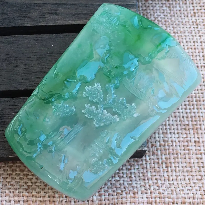 【自然光实拍,缅甸a货翡翠,冰种飘绿山水牌,种好水润,玉质细腻,漂亮,雕工精细,品相佳,有孔可直接佩戴,】图4