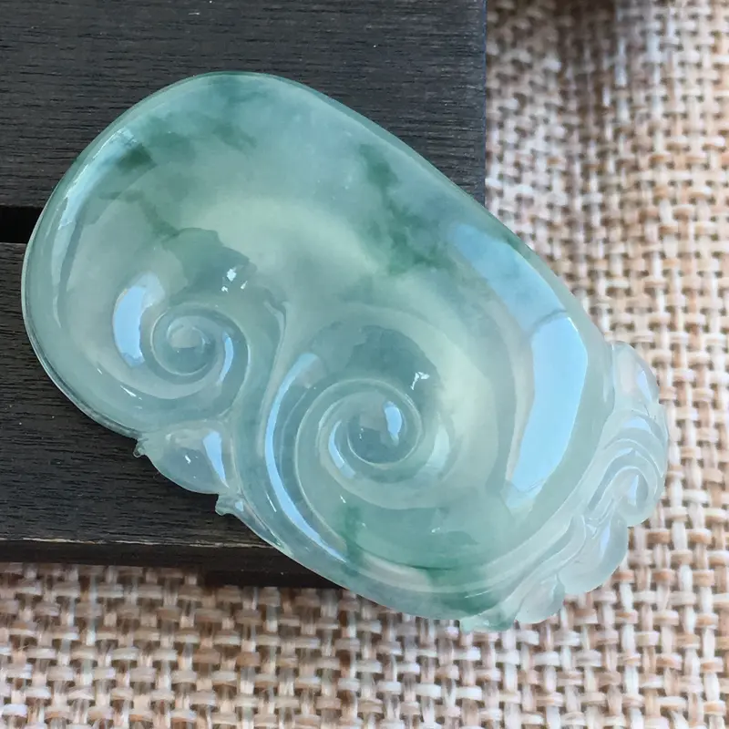 【自然光实拍,缅甸a货翡翠,飘花如意,种好水润,玉质细腻,漂亮,品相佳,无孔需镶嵌,】图2