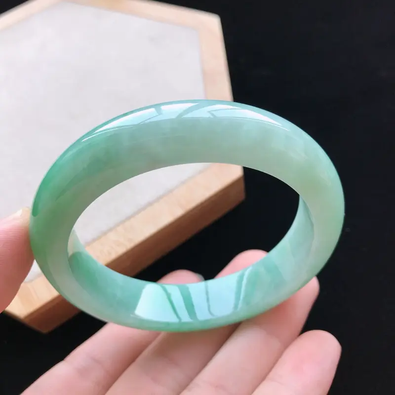 【天然翡翠A货细糯种飘绿正圈手镯,尺寸56.8-13.5-8.8mm,玉质细腻,种水好,胶感十足,底色好,上手效果漂亮##】图5