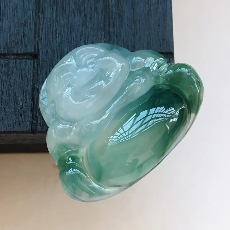 【自然光实拍,缅甸a货翡翠,飘花坐佛,种水好,玉质细腻,花色漂亮,品相佳】图4