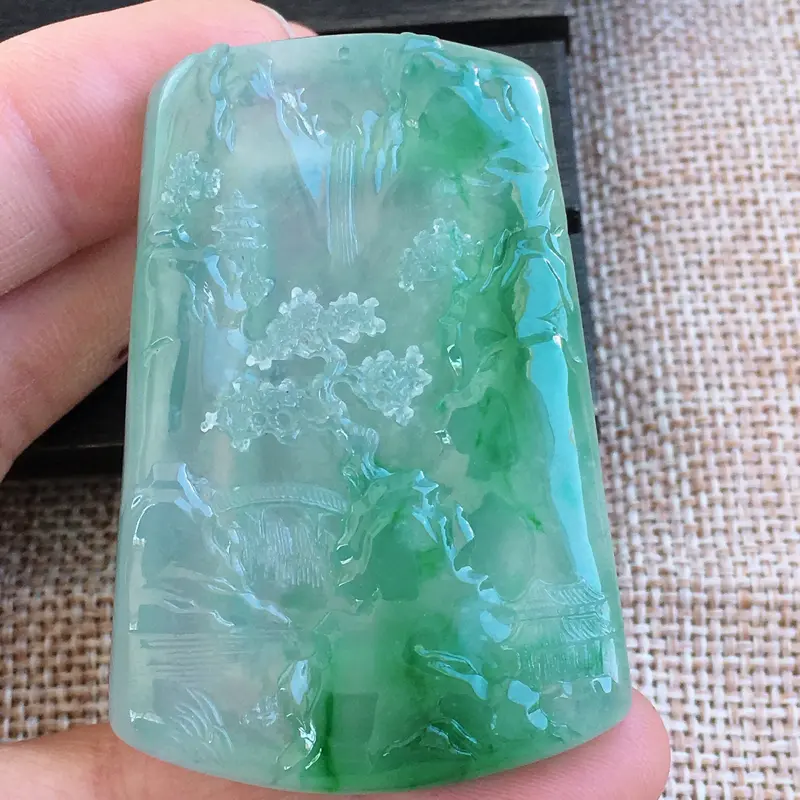 【自然光实拍,缅甸a货翡翠,冰种飘绿山水牌,种好水润,玉质细腻,漂亮,雕工精细,品相佳,有孔可直接佩戴,】图7