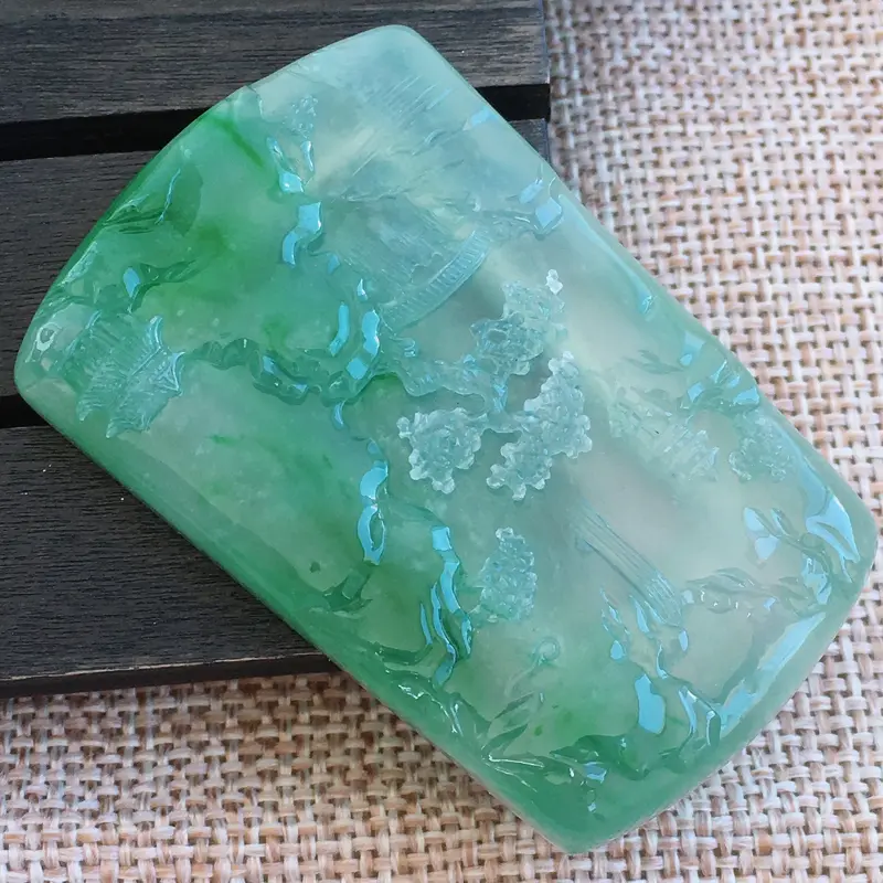 【自然光实拍,缅甸a货翡翠,冰种飘绿山水牌,种好水润,玉质细腻,漂亮,雕工精细,品相佳,有孔可直接佩戴,】图3