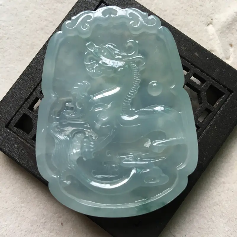 【缅甸翡翠A货,龙行天下,福在眼前,上身效果非常大气,料子细腻,精工制作。】图2