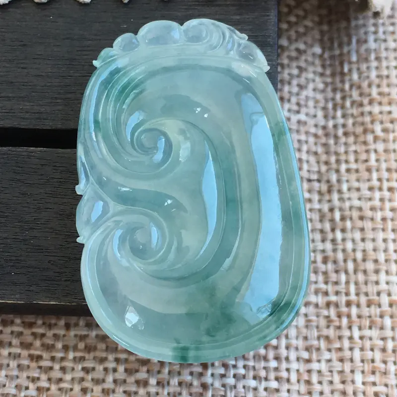 【自然光实拍,缅甸a货翡翠,飘花如意,种好水润,玉质细腻,漂亮,品相佳,无孔需镶嵌,】图5