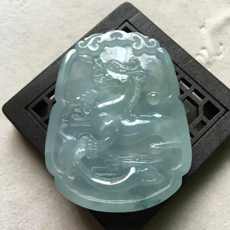 【缅甸翡翠A货,龙行天下,福在眼前,上身效果非常大气,料子细腻,精工制作。】图1