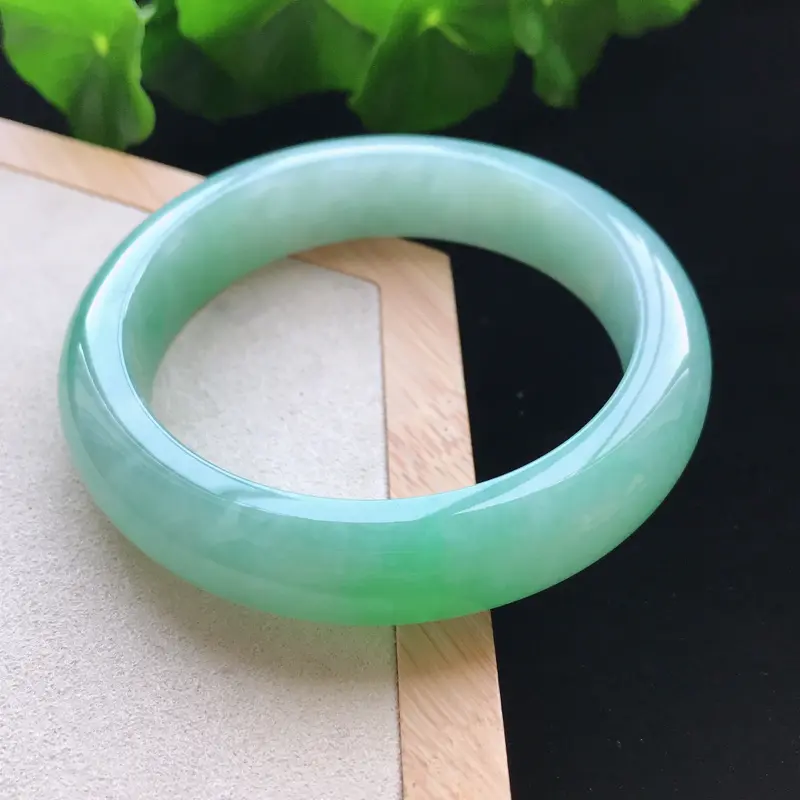 【天然翡翠A货细糯种飘绿正圈手镯,尺寸56.8-13.5-8.8mm,玉质细腻,种水好,胶感十足,底色好,上手效果漂亮##】图2