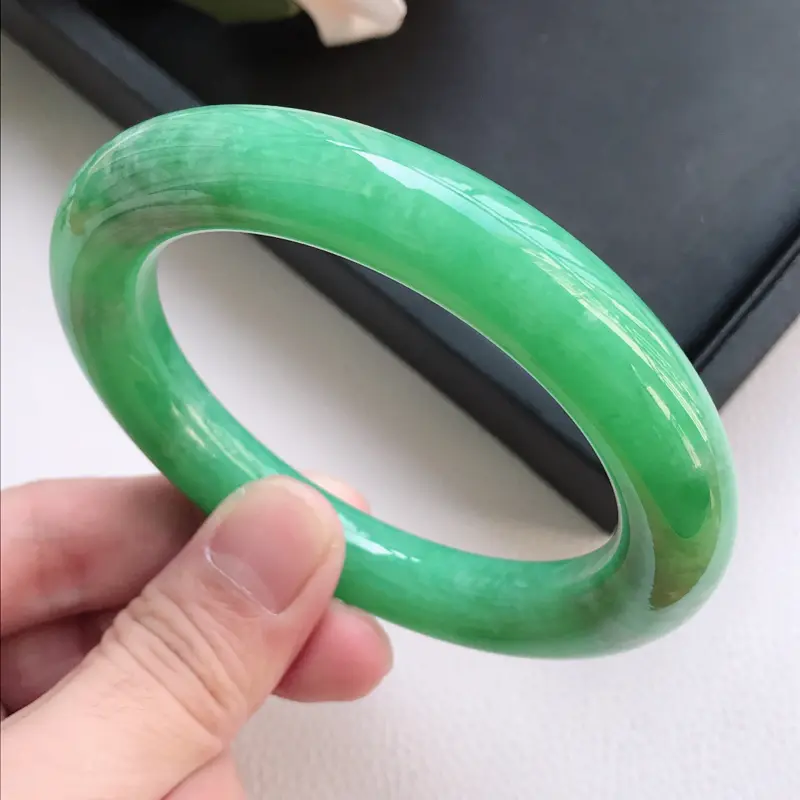 【自然光拍摄 圈口58.8mm 细糯种满绿圆条手镯C161 玉质细腻水润,条形大方,高贵优雅,端庄大气
温馨提示:避免手镯圈口佩戴不合适,可以先咨询客服,询问测量圈口方法】图2