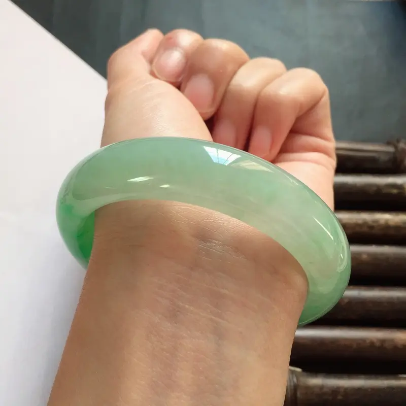 【正圈57.9mm,糯化种正阳绿手镯,底子水润饱满,青翠欲滴正阳绿,高贵大方】图4