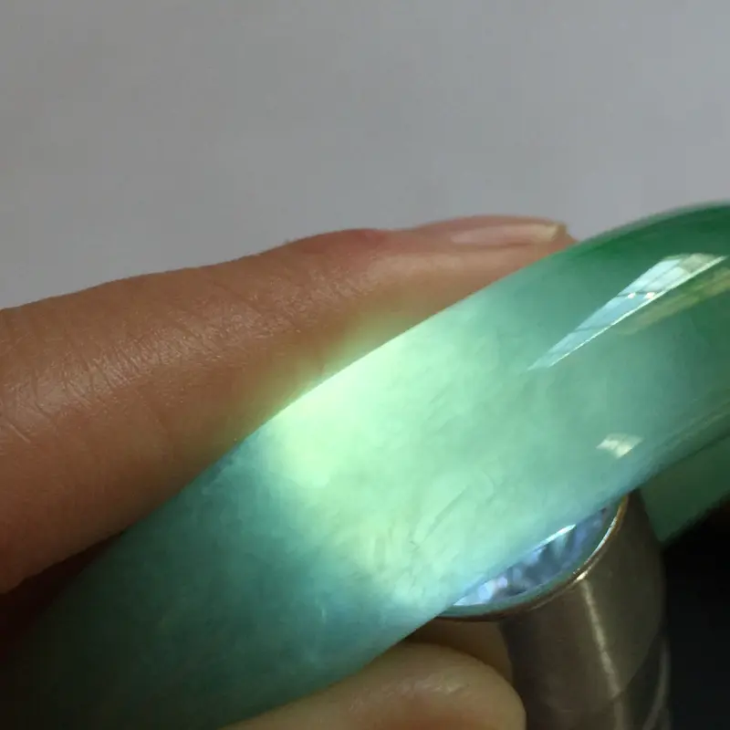 【正圈57.9mm,糯化种正阳绿手镯,底子水润饱满,青翠欲滴正阳绿,高贵大方】图10