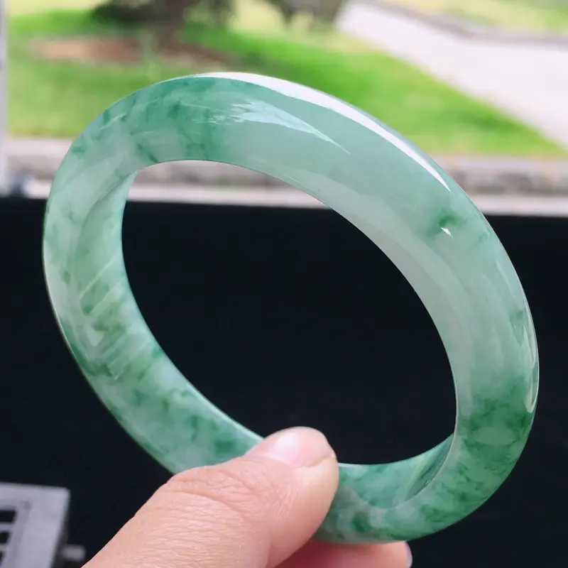 【圈口:57,天然翡翠A货—飘花莹润正圈手镯,尺寸:57/13/8,完美 玉质细腻,上身效果漂亮###】图5