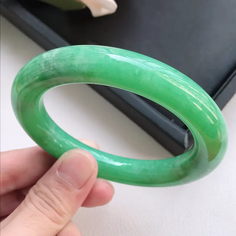 【自然光拍摄 圈口58.8mm 细糯种满绿圆条手镯C161 玉质细腻水润,条形大方,高贵优雅,端庄大气
温馨提示:避免手镯圈口佩戴不合适,可以先咨询客服,询问测量圈口方法】图3