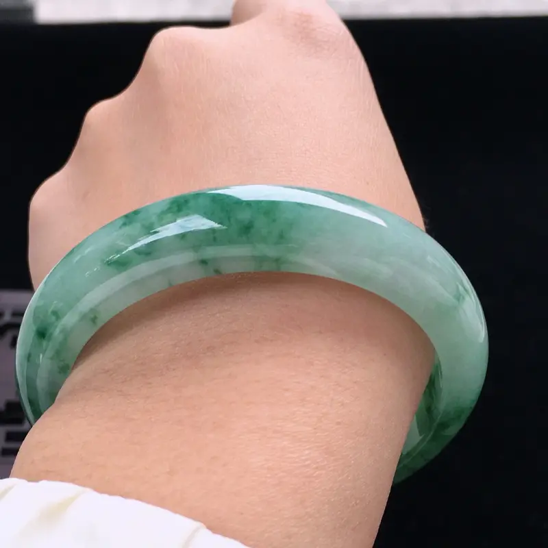 【圈口:57,天然翡翠A货—飘花莹润正圈手镯,尺寸:57/13/8,完美 玉质细腻,上身效果漂亮###】图4