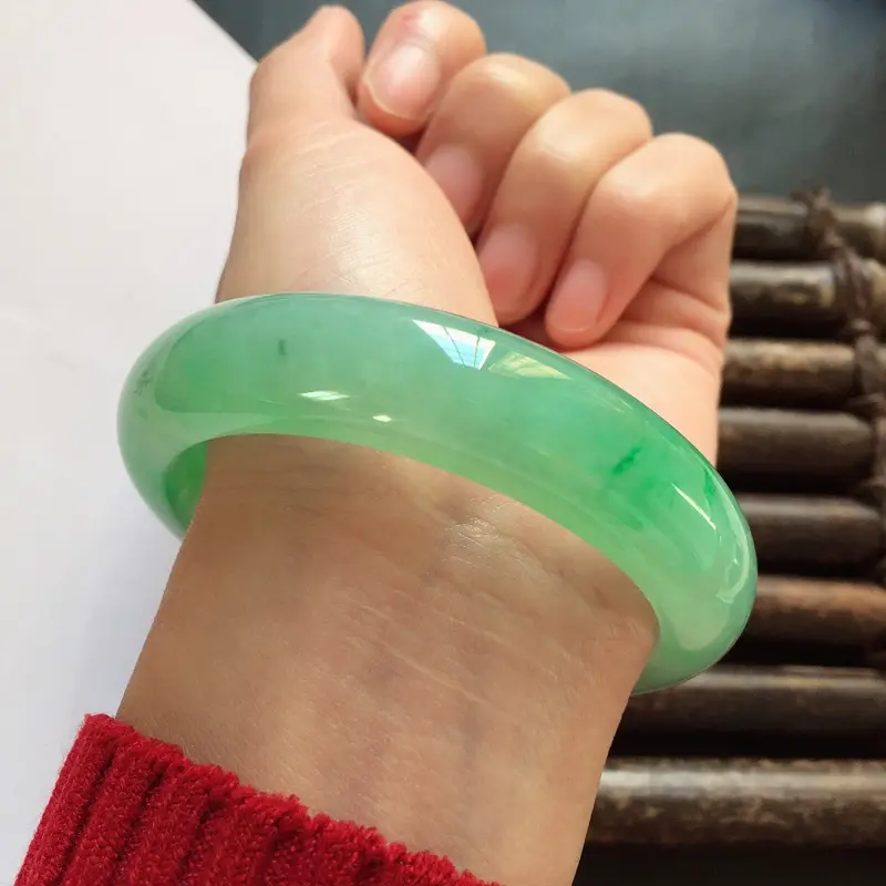 【正圈57.9mm,糯化种正阳绿手镯,底子水润饱满,青翠欲滴正阳绿,高贵大方】图9