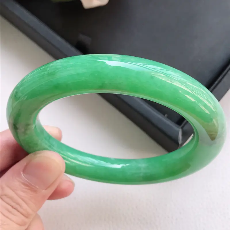 【自然光拍摄 圈口58.8mm 细糯种满绿圆条手镯C161 玉质细腻水润,条形大方,高贵优雅,端庄大气
温馨提示:避免手镯圈口佩戴不合适,可以先咨询客服,询问测量圈口方法】图5