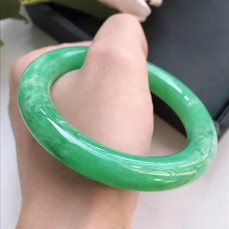 【自然光拍摄 圈口58.8mm 细糯种满绿圆条手镯C161 玉质细腻水润,条形大方,高贵优雅,端庄大气
温馨提示:避免手镯圈口佩戴不合适,可以先咨询客服,询问测量圈口方法】图8
