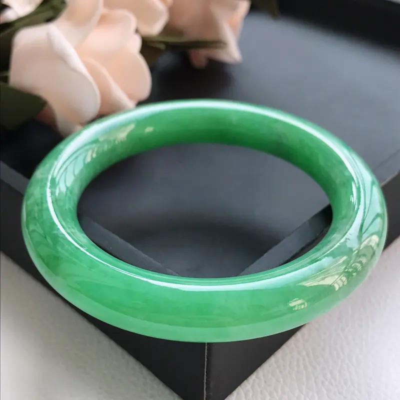 【自然光拍摄 圈口58.8mm 细糯种满绿圆条手镯C161 玉质细腻水润,条形大方,高贵优雅,端庄大气
温馨提示:避免手镯圈口佩戴不合适,可以先咨询客服,询问测量圈口方法】图1