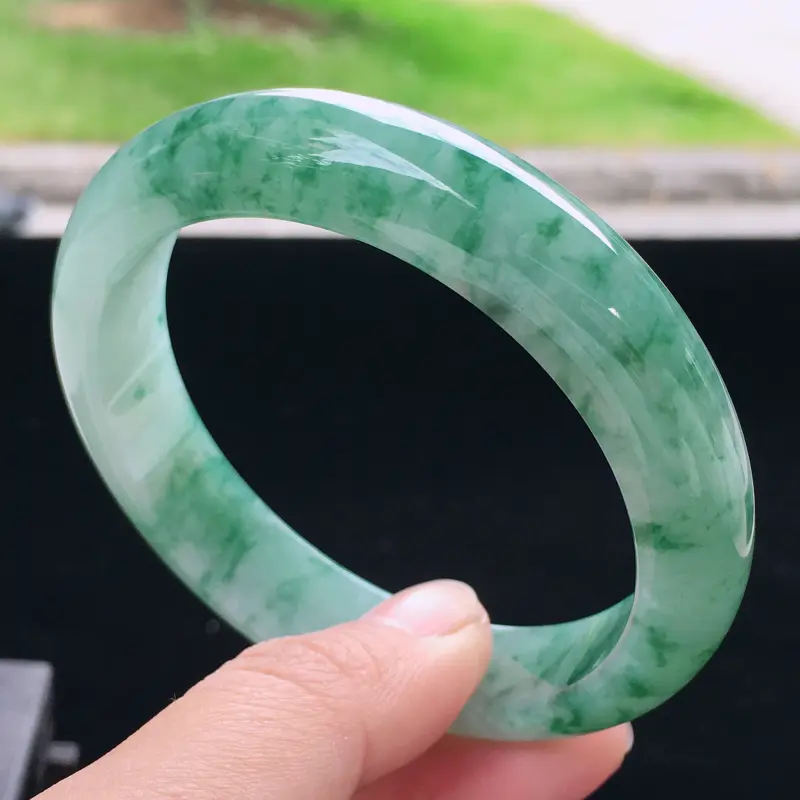 【圈口:57,天然翡翠A货—飘花莹润正圈手镯,尺寸:57/13/8,完美 玉质细腻,上身效果漂亮###】图7