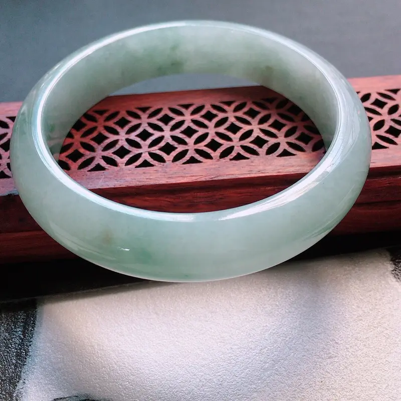 【缅甸翡翠56圈口飘花正圈手镯,自然光实拍,颜色漂亮,玉质莹润,佩戴佳品,尺寸:56.1*13.0*7.9mm,重54.31克】图1