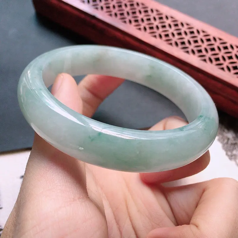 【缅甸翡翠56圈口飘花正圈手镯,自然光实拍,颜色漂亮,玉质莹润,佩戴佳品,尺寸:56.1*13.0*7.9mm,重54.31克】图6
