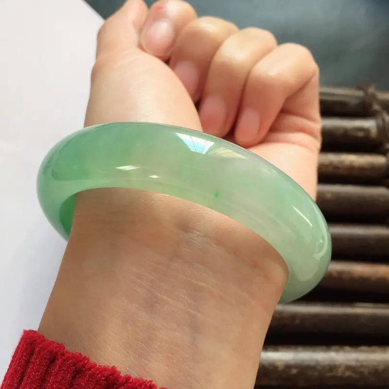 【正圈57.9mm,糯化种正阳绿手镯,底子水润饱满,青翠欲滴正阳绿,高贵大方】图7