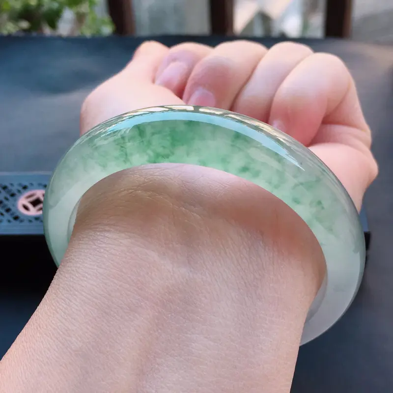 【翡翠a货,冰糯种飘花精美正装翡翠手镯,圈口56.8/13.5/7.9,玉质细腻,底色漂亮,佩戴上手俱有古典婉约之气也透露着时尚气息】图10